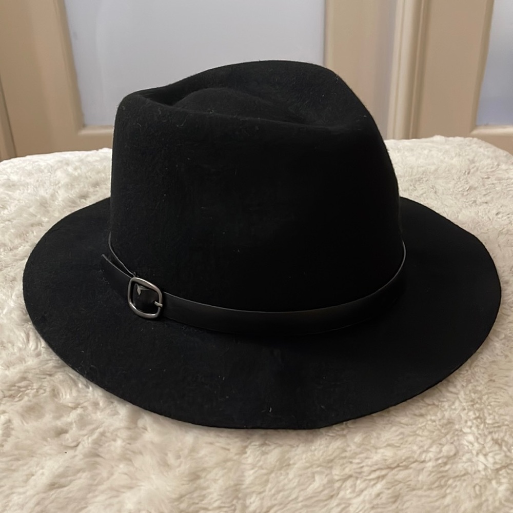 Women’s black fedora